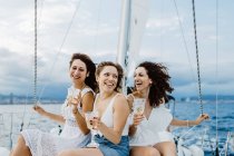 Ami joyeux avec du vin s'amuser sur le yacht — Photo de stock