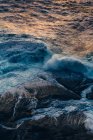 Великі скелі і хвилясте море — стокове фото
