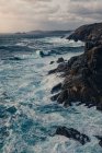 Grandes rocas y mar ondulado - foto de stock