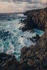 Grandes rochas e mar ondulado — Fotografia de Stock