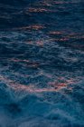 Brilhantes salpicos de água azul — Fotografia de Stock