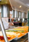 Дорослий працівник перевіряє якість їжі в їдальні — стокове фото