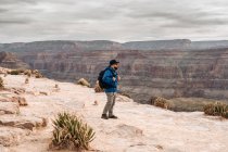 Vista laterale dell'uomo con zaino ammirando la pittoresca vista del canyon negli Stati Uniti — Foto stock