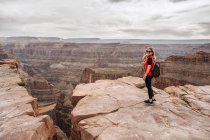Escursionista femminile con zaino ammirando pittoresca vista del canyon negli Stati Uniti — Foto stock