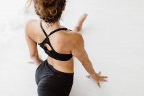 Femme sportive effectuant la pose de yoga en studio, vue grand angle — Photo de stock