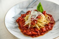 Traditional italian bolognese spaghetti pasta served with tomato sauce — Stock Photo