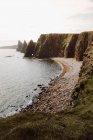 Von oben atemberaubende Landschaft kegelförmiger Felsformationen im Wasser an der Küste in Duncansby Head an sonnigen Tagen — Stockfoto