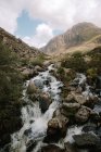 Дивовижний краєвид високих голих гір і води, що падають з каменю в Фейрі Пул вдень. — стокове фото