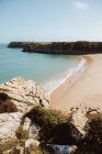Vue idyllique du littoral marin déserté et des roches nues de la baie Barafundle par une journée ensoleillée — Photo de stock