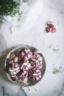Закрытие тарелки розового чеснока — стоковое фото