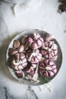 Nahaufnahme von Teller mit rosa Knoblauch — Stockfoto