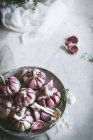 Nahaufnahme von Teller mit rosa Knoblauch — Stockfoto