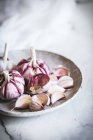 Close-up of plate of pink garlic — Stock Photo