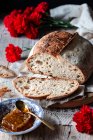 Pezzi di gustoso pane fresco che cade sul tovagliolo sul tavolo sullo sfondo nero — Foto stock