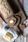 Do acima mencionado pão de pão de pipoca saboroso colocado no guardanapo de pano perto da colher de grão no fundo de madeira — Fotografia de Stock