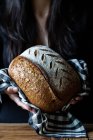 Нерозпізнана людина, що показує свіжий хліб — стокове фото