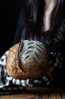 Persona irriconoscibile che mostra pane fresco — Foto stock