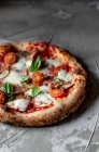 Leckere frische Sommerpizza auf Holztisch in rustikaler Küche — Stockfoto