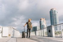 Mann mit Hut steht auf Brücke — Stockfoto