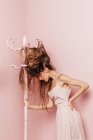 Vista frontale di una ragazza adolescente con i capelli aggrovigliati su sfondo rosa — Foto stock