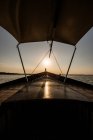 Фронт човна, що їздить уздовж моря в сутінках — стокове фото