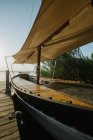 Barca ormeggiata vicino al molo di legno — Foto stock