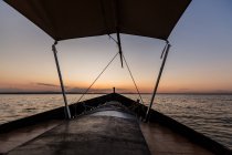 Фронт човна, що їздить уздовж моря в сутінках — стокове фото