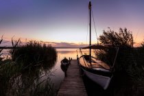 Barche ormeggiate vicino al molo di legno — Foto stock