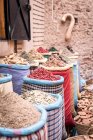 Paniers en osier avec herbes séchées mis sur le marché dans la rue de Marrakech, Maroc — Photo de stock