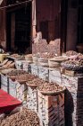Плетеные корзины с сушеными травами размещены на рынке на улице Марракеш, Марокко — стоковое фото