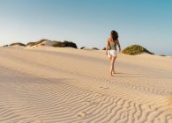 Активна жінка бігає в сухій пустелі босоніж. — стокове фото
