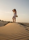 Donna attiva che cammina nel deserto secco a piedi nudi — Foto stock