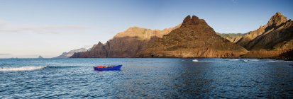 Blu barca a vela in mare e belle rocce — Foto stock