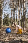 Спокойная беременная женщина тренируется с пилатесом в парке в солнечную погоду — стоковое фото