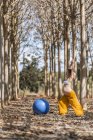 Спокойная беременная женщина тренируется с пилатесом в парке в солнечную погоду — стоковое фото