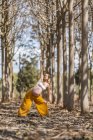 Femme enceinte adulte concentrée pratiquant le yoga dans le parc — Photo de stock