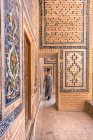 Frau bewundert Ornamente an Wänden eines alten Gebäudes bei einem Besuch in Samarkand, Usbekistan — Stockfoto