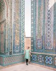 Donna che ammira ornamenti su pareti di vecchi edifici mentre visita Samarcanda, Uzbekistan — Foto stock