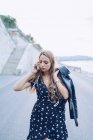 Mujer elegante de pelo largo que habla en el teléfono inteligente en Budapest - foto de stock