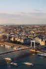 Сверху изумительный пейзаж густонаселенного города и большой мост через реку Будапешт — стоковое фото