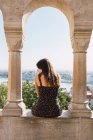 Femme assise sur une clôture en marbre à colonnes à Budapest — Photo de stock