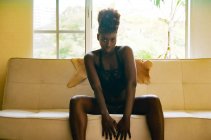 Afroamerikanerin in Dessous auf Sofa — Stockfoto