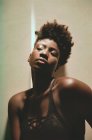 Junge schwarze Frau mit geschlossenen Augen gegen Wand — Stockfoto