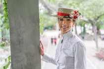 Sorridente signora in cappello vintage in giardino — Foto stock
