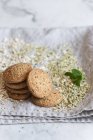 Close-up de deliciosos biscoitos de aveia no fundo de mármore — Fotografia de Stock