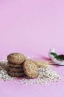 Primo piano di deliziosi biscotti di farina d'avena su sfondo rosa — Foto stock
