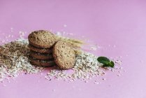 Primo piano di deliziosi biscotti di farina d'avena su sfondo rosa — Foto stock
