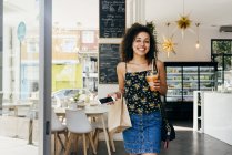 Весела етнічна жінка, що покидає ресторан — стокове фото