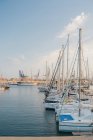 Изысканные яхты, пришвартованные в спокойной воде в яркий день в Порт-Валенсии, Испания — стоковое фото