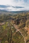 Vista aérea da cadeia montanhosa e paisagem da aldeia em Islallana, La Rioja, Espanha — Fotografia de Stock